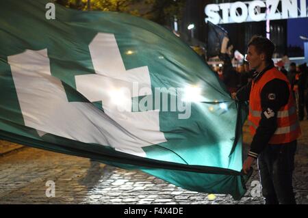 Gdansk, Pologne 23rd, octobre 2015 anti-immigrés et anti-musulmans qui a eu lieu en mars à Gdansk. Des militants d'extrême droite et de l'ONR Mlodziez Wszechpolska crié des slogans racistes, organisations et maintenez-Crédit : Michal Fludra torches/Alamy Live News Banque D'Images