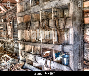 Vieux fers à accrocher dans une vieille grange en bois Banque D'Images