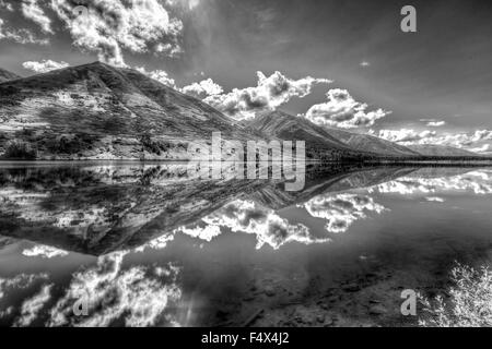 Alaska montagnes et nuages reflètent dans l'eau le long de la Seward Highway en été | Montagnes Chugach se reflétant dans le lac Summit / Péninsule Kenai Banque D'Images