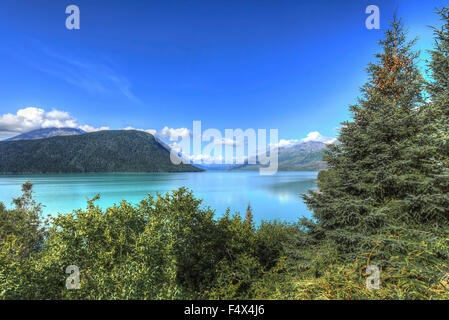 Un beau lac de limon le long de l'autoroute de Seward, en Alaska. Coloration Turquoise vient de limon glaciaire de ruissellement. Banque D'Images