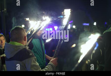 Gdansk, Pologne 23rd, octobre 2015 anti-immigrés et anti-musulmans qui a eu lieu en mars à Gdansk. Des militants d'extrême droite et de l'ONR Mlodziez Wszechpolska crié des slogans racistes, organisations et maintenez-Crédit : Michal Fludra torches/Alamy Live News Banque D'Images