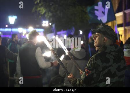 Gdansk, Pologne 23rd, octobre 2015 anti-immigrés et anti-musulmans qui a eu lieu en mars à Gdansk. Des militants d'extrême droite et de l'ONR Mlodziez Wszechpolska crié des slogans racistes, organisations et maintenez-Crédit : Michal Fludra torches/Alamy Live News Banque D'Images