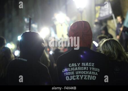 Gdansk, Pologne 23rd, octobre 2015 anti-immigrés et anti-musulmans qui a eu lieu en mars à Gdansk. Des militants d'extrême droite et de l'ONR Mlodziez Wszechpolska crié des slogans racistes, organisations et maintenez-Crédit : Michal Fludra torches/Alamy Live News Banque D'Images