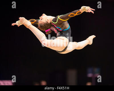 Glasgow, Ecosse. 23 Oct, 2015. FIG Championnats du monde de gymnastique artistique. Le premier jour. Ruby HARROLD (GBR) effectue sa routine au sol pendant la gymnastique. Qualifications WAG Credit : Action Plus Sport/Alamy Live News Banque D'Images