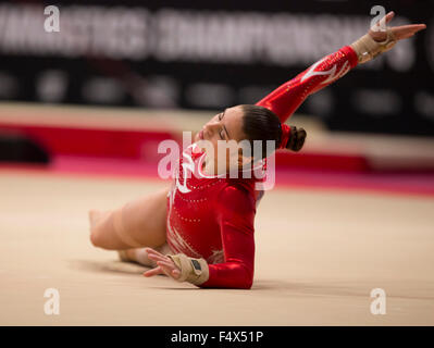 Glasgow, Ecosse. 23 Oct, 2015. FIG Championnats du monde de gymnastique artistique. Le premier jour. Audrey ROUSSEAU (CAN) au cours de sa performance sur le sol dans le WAG Séance de qualifications. Credit : Action Plus Sport/Alamy Live News Banque D'Images