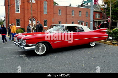 Manheim, Pennsylvania : Un classique fin des années 1950 Cadillac Eldorado Convertible au Salon de voitures Manheim et défilé Banque D'Images