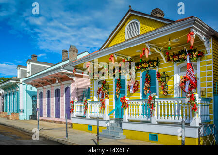 Un classique et coloré décoré dans chalet créole garland et couronnes pour les vacances de Noël dans le quartier français de New Orleans LA Banque D'Images