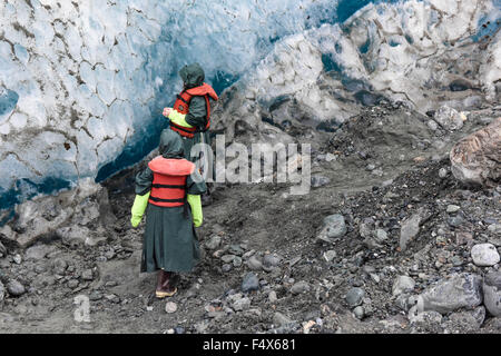 Deux garçons découvrez la glace sur une croisière en Alaska pour randonnée excursion glacier près de Skagway en Alaska Davidson | Le passage de l'Intérieur - Canal Lynn - Haines AK Banque D'Images
