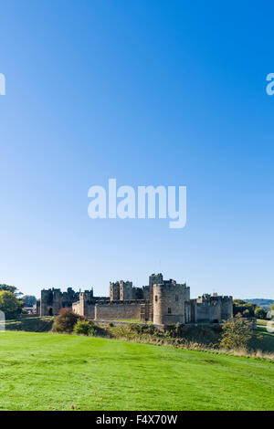 Château d'Alnwick en automne soleil, Alnwick, Northumberland, England, UK Banque D'Images