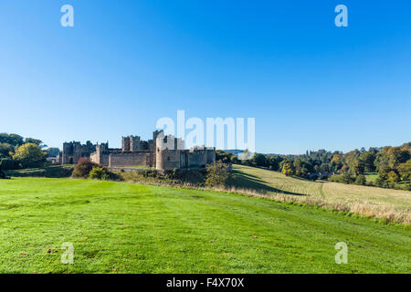 Château d'Alnwick en automne soleil, Alnwick, Northumberland, England, UK Banque D'Images
