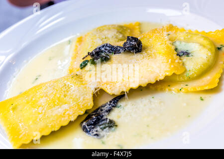 Raviolis italiens dans une sauce aux épinards et fromage parmesan Banque D'Images