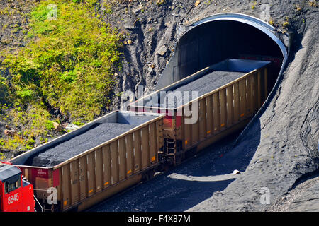 Une image horizontale de wagons chargés de charbon étant tirée à travers un tunnel Banque D'Images