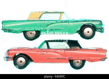 Thunderbirds dinky Ford x2. Rose et vert. profil, bashed et battues. Banque D'Images