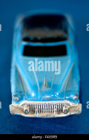 Studebaker dinky de France, années 50, bleu avec toit noir. Banque D'Images