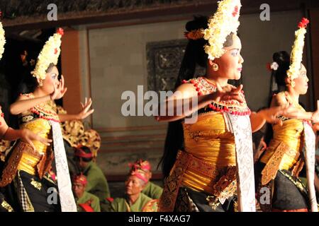 Bali, Indonésie - le 6 juillet 2012 : spectacle de danse traditionnelle balinaise, avec des femmes dansant sur la scène Banque D'Images