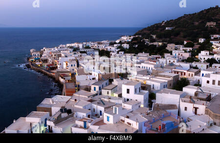 Avis de Mandraki village, 'capital' de Nisyros île volcanique, depuis les escaliers qui mènent à la Monastère de Panaghia Spiliani, Grèce. Banque D'Images