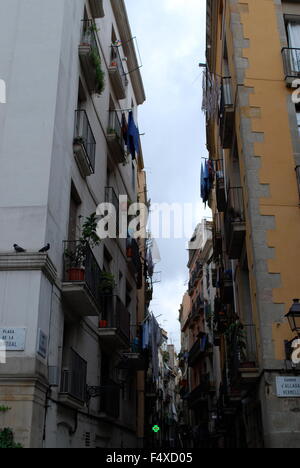 L'architecture méditerranéenne en Espagne. Rue étroite entre deux vieux immeubles d'appartements à Madrid. Banque D'Images