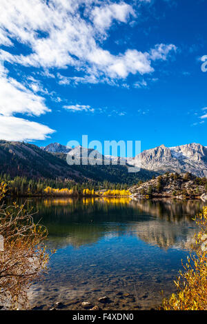 La couleur de l'automne à Gull Lake, dans la ville de Lac Juin dans l'Est de la Sierra Nevada de Californie Banque D'Images