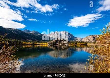 La couleur de l'automne à Gull Lake, dans la ville de Lac Juin dans l'Est de la Sierra Nevada de Californie Banque D'Images