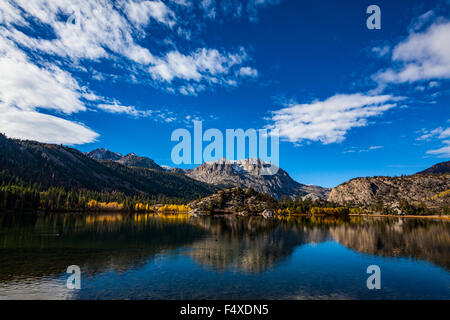 La couleur de l'automne à Gull Lake, dans la ville de Lac Juin dans l'Est de la Sierra Nevada de Californie Banque D'Images