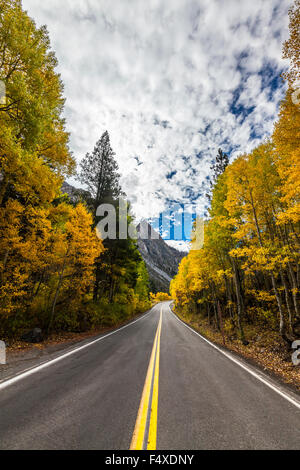 La route 158 dans la partie Est de la Sierra Nevada de Californie appelé le Lac Juin boucle. Banque D'Images