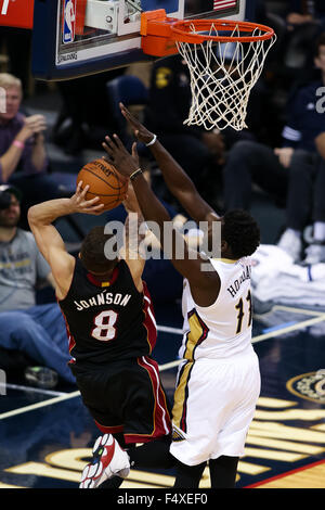 New Orleans, LA, USA. 23 Oct, 2015. New Orleans Pelicans Jrue garde Maison de vacances (11) tente de bloquer le tir de Miami Heat guard Tyler Johnson (8) pendant le jeu entre le Miami Heat et les New Orleans Pelicans au Smoothie King Center de New Orleans, LA. Stephen Lew/CSM/Alamy Live News Banque D'Images