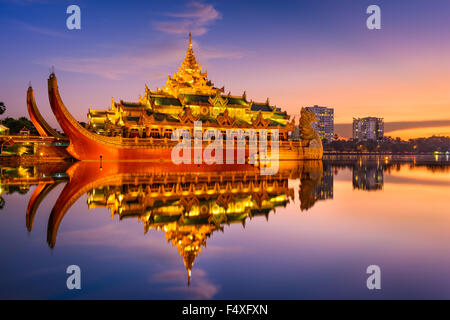 Yangon, Myanmar à Karaweik en palais Royal Kandawgyi Lake. Banque D'Images