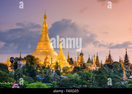 Yangon, Myanmar vue sur la Pagode Shwedagon au crépuscule. Banque D'Images