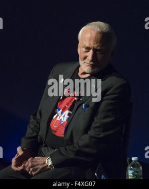 Garden City, New York, USA. 23 Oct, 2015. L'ancien astronaute de la NASA Edwin Buzz Aldrin est dans la conversation à propos de ses expériences dans l'espace et son nouveau grade moyen livre Bienvenue sur Mars : Faire une maison sur la planète rouge. Après la présentation à l'American Sky Theatre Planetarium de l'île Long, berceau de l'Aviation Museum, Aldrin a signé des exemplaires de son nouveau livre. 1969 sur la mission Apollo 11, Buzz Aldrin a été la deuxième personne à marcher sur la lune, et son premier voyage à l'espace était le1966 12 Gémeaux. Credit : Ann Parry/ZUMA/Alamy Fil Live News Banque D'Images