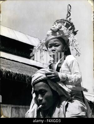 1968 - une dernière cigarette avant de devenir un moine pour une semaine : un garçon Birman, habillé pour le festival avant son intronisation comme un moine novice à l'Monastey de Mongani, s'effectue autour du village sur les épaules de son père. Les deux pâte loin à la cigarette. Demain, il sera vu dans les rues à la recherche de l'aumône à se maintenir pour la semaine de ses études avec les moines. Lorsqu'un garçon entre dans un monastère bouddhiste : dans les États Shan de Birmanie, l'un des grands jours de la vie d'un garçon, c'est lorsqu'il entre dans un monastère pour une période allant jusqu'à une semaine de ''l'induction'' dans les 10 préceptes de la Budd Banque D'Images