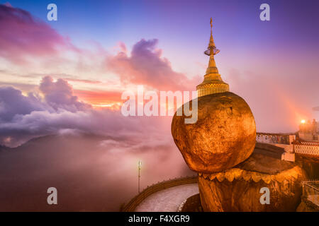 Roche d'or de Kyaiktiyo, Myanmar. Banque D'Images