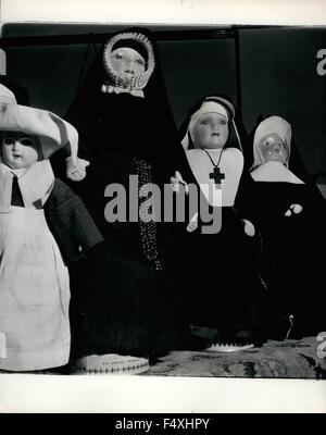 1954 - Mme de Clifford et sa famille de poupées 15. Bien que Mme de Clifford est elle d'âge moyen n'a jamais perdu son amour de poupées et dans sa maison à West Norwood elle a une ''famille'' de 150 d'entre eux, et comme la plupart des autres familles, leur est tout un emploi à temps partiel. Toutes les poupées ont toutes les armoires, une couturière fait tous les vêtements à son dessin et s'ils sont habillés en costume tout doit être authentique, même jusqu'à la sous-vêtements. La collecte de poupée a toujours fasciné Mme de Clifford's family. Son arrière-arrière-arrière grand-mère l'a commencé et chaque génération a carr Banque D'Images