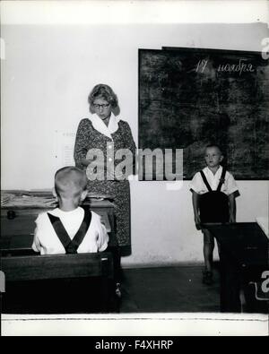 1962 - Les citoyens de la Russie demain, apprendre en Inde aujourd'hui : les Russes à la tête d'une petite école élémentaire pour les enfants de leurs techniciens employés Ay Bhilai. © Keystone Photos USA/ZUMAPRESS.com/Alamy Live News Banque D'Images