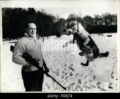 1962 - Donald Campbell se détend dans la neige - Avant de quitter pour la vitesse tente en Australie. Speed King Donald Campbell était d'être vu avec son arme annonce son chien - en raison de son domicile à Horsehills, Surrey - se détendre avec un spot de tir sur des cibles avant le départ pour l'Australie. Il espère établir un nouveau record du monde de vitesse au sol dans sa voiture ''Bluebird'' sur le lac de sel d'Eyre, en Australie du Sud. Présente, de 394,2 miles par heure a été mis en place par le regretté John Cobb en 1947. Donald dit qu'il est de faire de la vitesse sans aucune tentative d'assurance - il a expliqué qu'il a été demandé un pré Banque D'Images