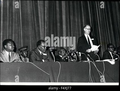 1962 - Nairobi au Kenya. Réunion de l'African American : '' La force et la faiblesse de l'aide à l'Afrique'' sera un des sujets discutés lors de la première assemblée annuelle des dialogues afro-américain à être ouvert par le Président Jomo Kenyatta à Nairobi mardi prochain. Quarante des Africains et Américains, choisis par un comité de ''afin de tenir compte d'un large éventail de vues''. participeront . Ils comprennent un Président. un présent et un ancien premier ministre . Deux membres du Congrès, deux professeurs de science politique, la première femme américaine ambassadeur à l'ONU et la seule femme Ministre de l'Afrique. Ils seront présents comme dans Banque D'Images