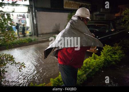 Ameca, au Mexique. 23 Oct, 2015. Un homme se protège de la pluie provoquée par l'ouragan 'Patricia' en Ameca, Etat de Jalisco, Mexique, le 23 octobre 2015. Une heure après l'Ouragan Patricia a frappé vendredi soir dans l'État mexicain de Jalisco, apportant des vents violents et de fortes pluies sur l'ouest du pays, il a été rétrogradé à un ouragan de catégorie 4. Crédit : Pedro Mera/Xinhua/Alamy Live News Banque D'Images