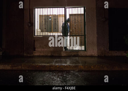 Ameca, au Mexique. 23 Oct, 2015. Un homme s'abrite de la pluie provoquée par l'ouragan 'Patricia' en Ameca, Etat de Jalisco, Mexique, le 23 octobre 2015. Une heure après l'Ouragan Patricia a frappé vendredi soir dans l'État mexicain de Jalisco, apportant des vents violents et de fortes pluies sur l'ouest du pays, il a été rétrogradé à un ouragan de catégorie 4. Crédit : Pedro Mera/Xinhua/Alamy Live News Banque D'Images