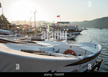 Les bateaux sont amarrés sur les quais de Amasra dans la province de Bartin Turquie Banque D'Images