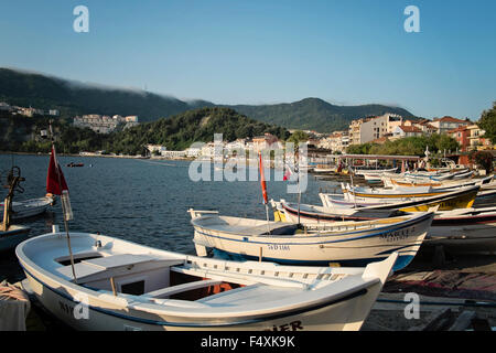 Les bateaux sont amarrés sur les quais de Amasra dans la province de Bartin Turquie Banque D'Images