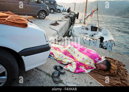 Les jeunes d'une capacité touristique sur le front de mer de la ville portuaire de la mer Noire dans la province de Bartin Amasra, Turquie Banque D'Images