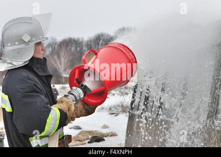 Nezhin, Ukraine - le 14 janvier 2011 : Fireman au travail au cours de la formation à la lutte contre l'incendie Banque D'Images