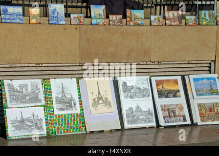 Les dessins des attractions touristiques parisiennes sur un étal de près de Eiffel Tower, Paris France Banque D'Images