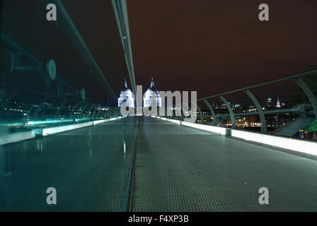 Millennium Bridge de nuit avec des reflets de verre donnant sur la symétrie de la Cathédrale St Paul à Londres, Angleterre Banque D'Images