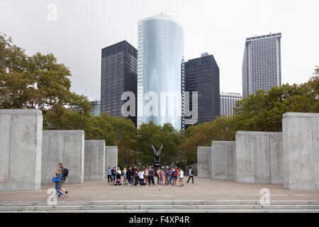 Visite paople Memorial de la côte est, à New York, le centre-ville de Manhattan par temps nuageux jour de septembre Banque D'Images