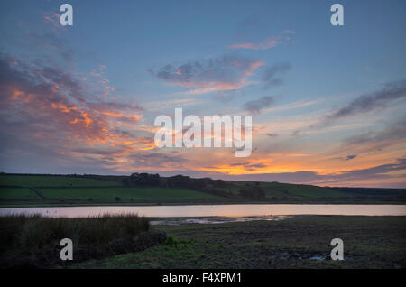 Coucher de soleil sur le lac Colliford sur Bodmin Moor Banque D'Images