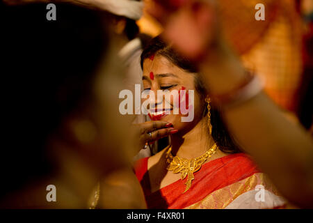 Femme Bengali traditionnel célébrer Durga Puja festival Banque D'Images