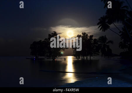 Super pleine lune jaune vif dans Biduk-Biduk village Banque D'Images