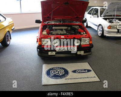 Ford Escort mk3 RS1600i - en rouge à RSOC owners club rs car event Donnington Park - montrant avant voiture avec le capot avant et feux de conduite style rallye en option installé Banque D'Images