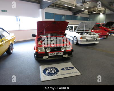 Ford Escort mk3 RS1600i - en rouge à RSOC owners club rs car event Donnington Park - montrant avant voiture avec le capot avant et feux de conduite style rallye en option installé Banque D'Images