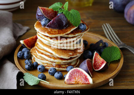 Pancakes aux figues et les bleuets sur plaque de bois Banque D'Images